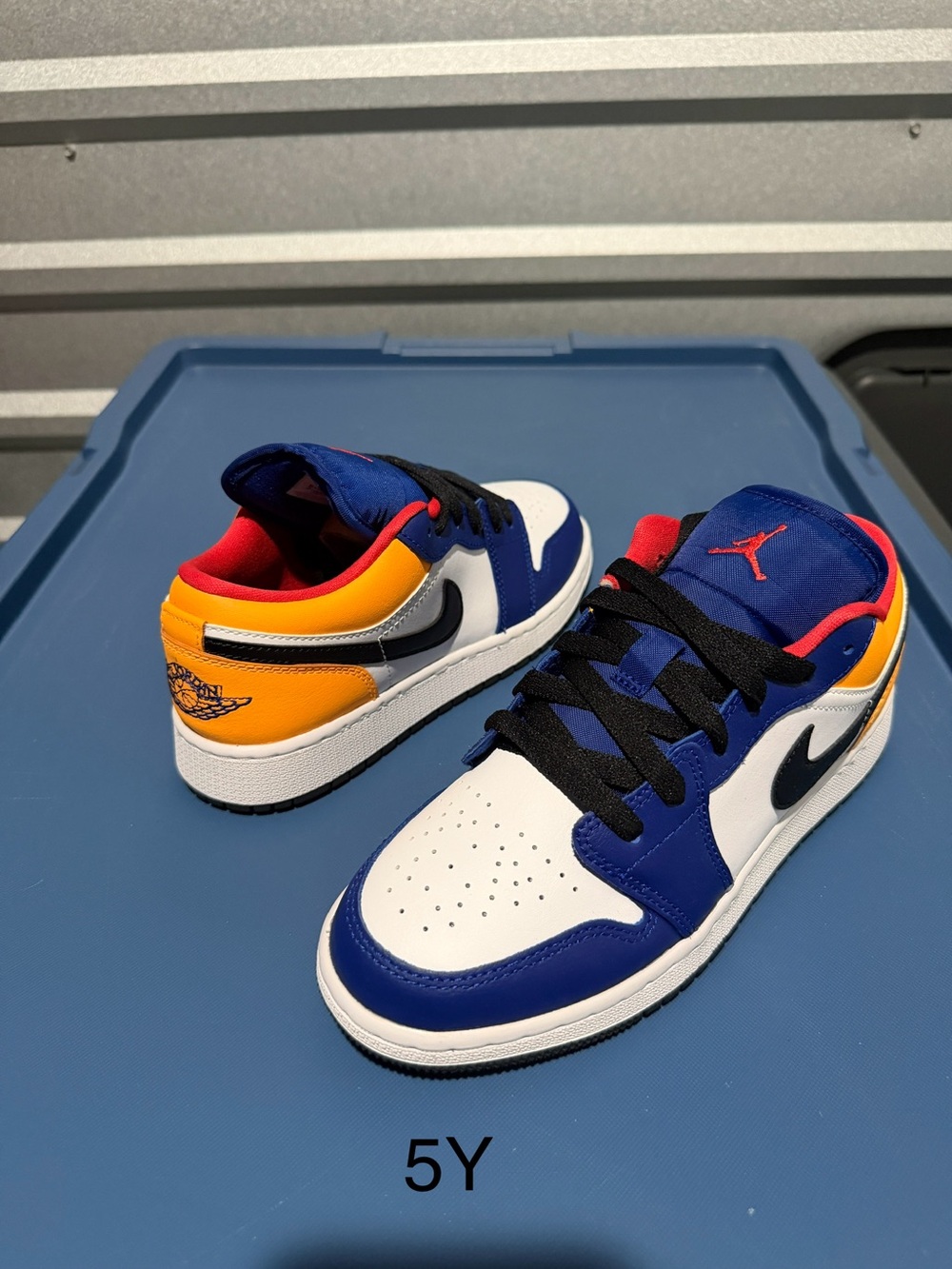 Nike Kids Low Top Sneakers in Blue/White/Yellow/Red